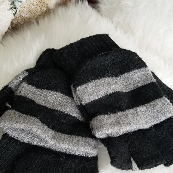 Black and gray mitten/glove - Picture 3 of 3